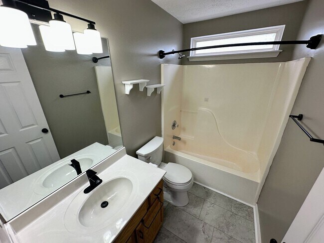 Building Photo - 3821 Landridge Dr