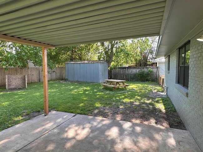 Building Photo - 110 Jones St