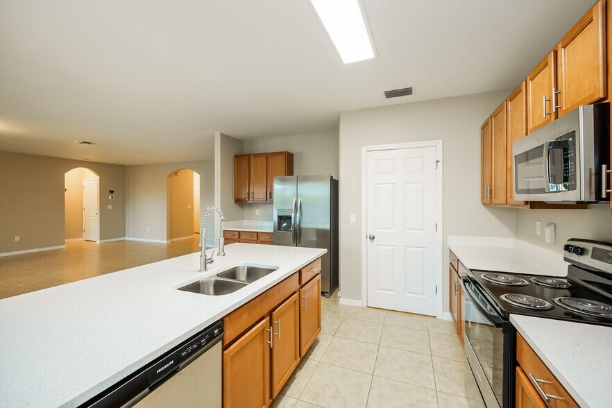 Building Photo - 2564 Surfside Blvd