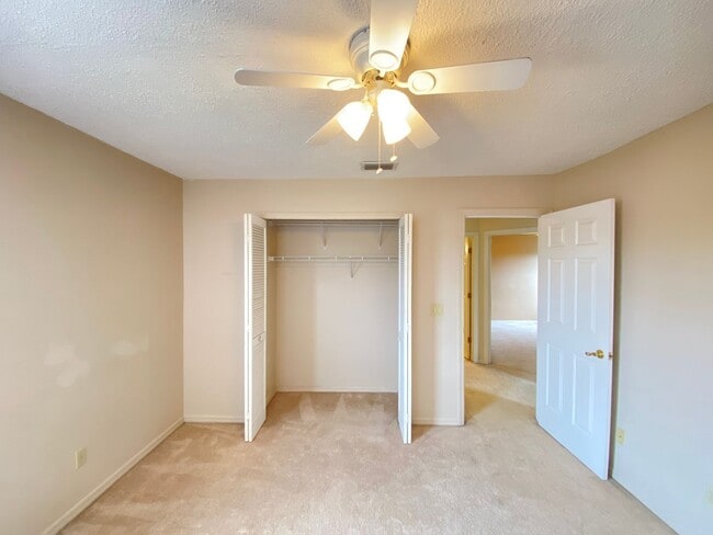Building Photo - 3708 Molona Dr