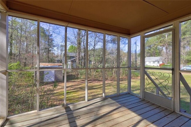 Building Photo - 503 Fayetteville Rd