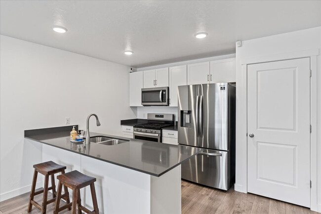 Building Photo - *$500 MOVE-IN SPECIAL* Charming 3-Bedroom ...