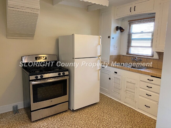 Building Photo - AVAILABLE JULY - Great 2 Bedroom Close to Poly/Downtown