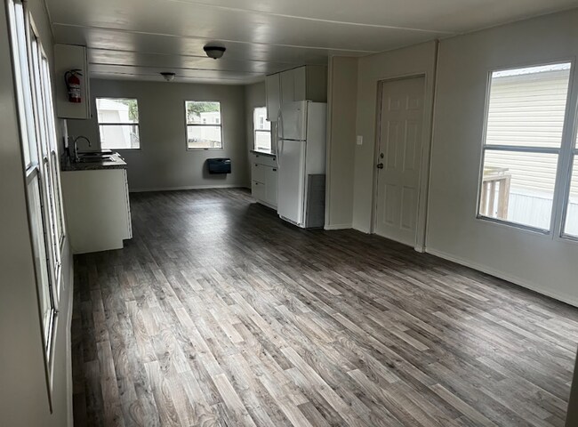 Building Photo - Newly Renovated 2/1 in Lake Front Community