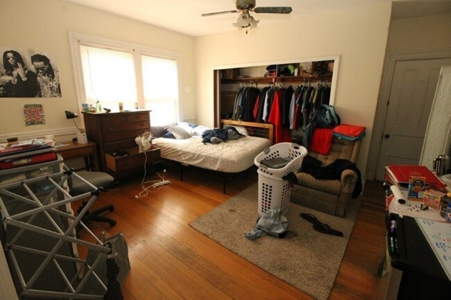 Building Photo - Four bedroom Two bath near BU