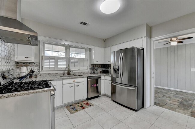 Building Photo - 8 Highland Ln