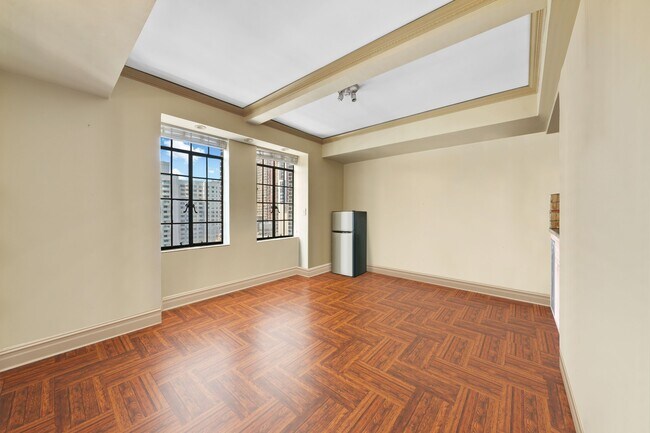 Primary Photo - 320 E 42nd St