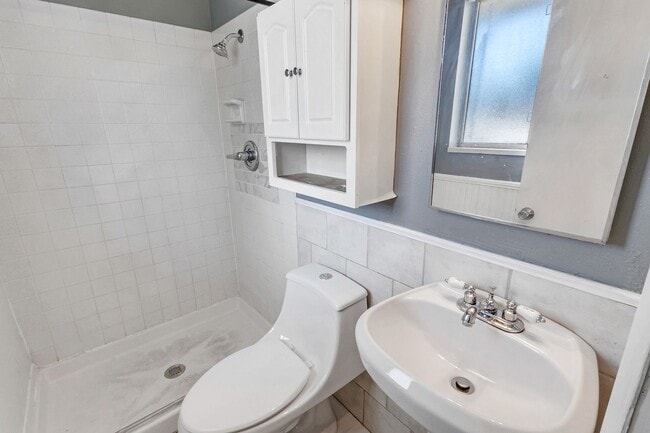 Building Photo - Spacious 4-Bed, 2-Bath