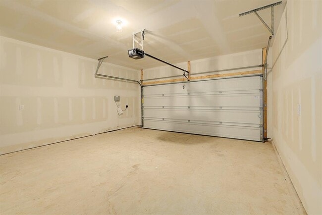 Building Photo - 105 Brunnen Wy