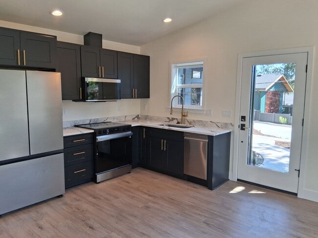 Building Photo - Stylish Newly Built One-bedroom in the Heart of Ashland