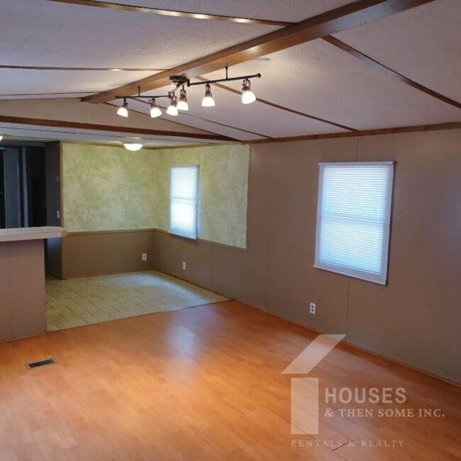Building Photo - 154 Schoolyard Rd