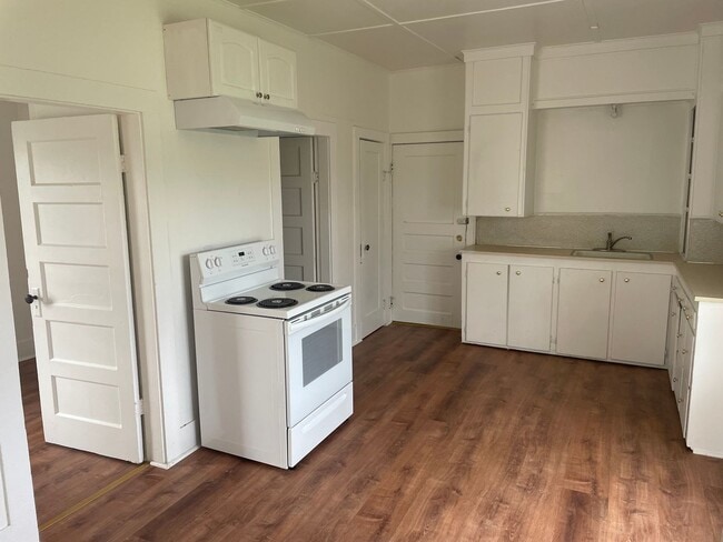 Building Photo - ***PENDING APPLICATION*** Cozy one bedroom with den and 1 car garage.  Nicely located right in th...