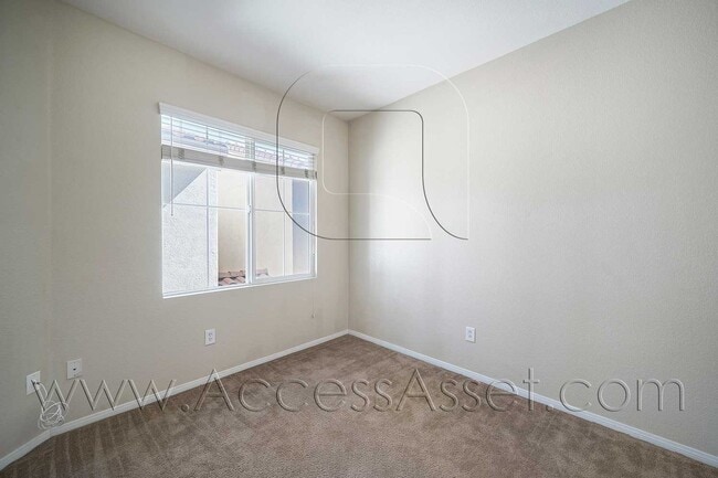 Building Photo - Beautiful 3 Bed / 2.5 Bath Townhouse In Vi...