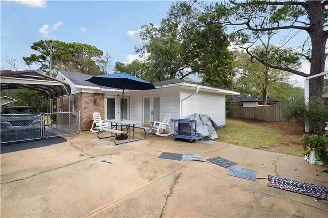 Building Photo - 2511 Club House Rd