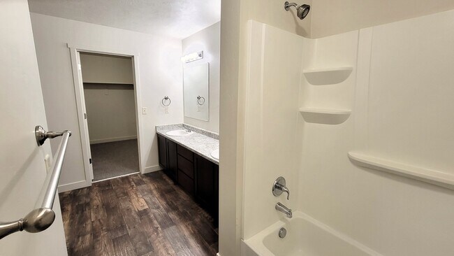 Building Photo - 5655 Island Ridge Dr