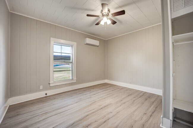 Building Photo - FREE MONTH RENT! Freshly Updated 3 Bedroom House