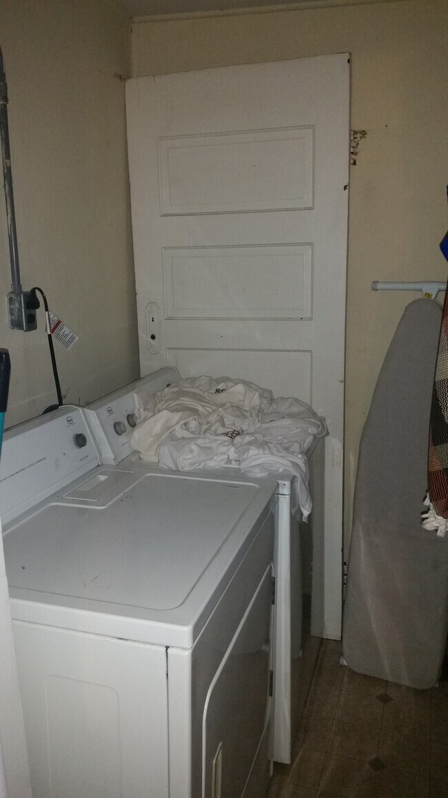 #A laundry - 421 Woodland Ave