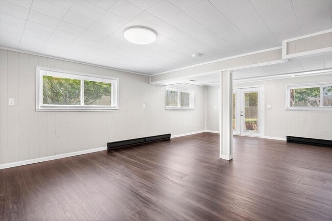 Building Photo - Charming 4-Bedroom Home in Desirable Neigh...