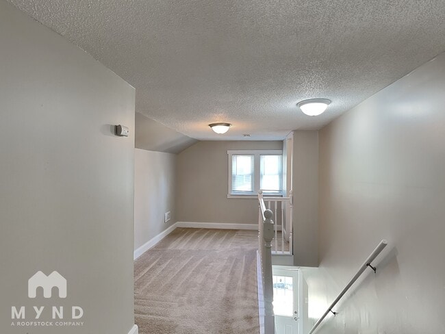 Building Photo - 96 N Center St