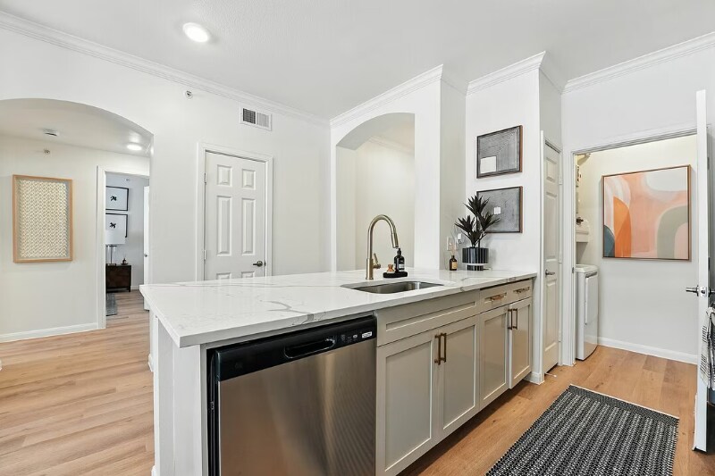 Building Photo - 1001 Ross Ave