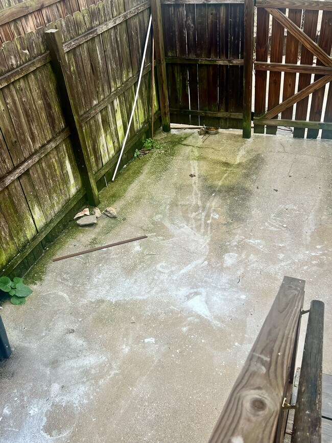 Building Photo - 808 N Streeper St