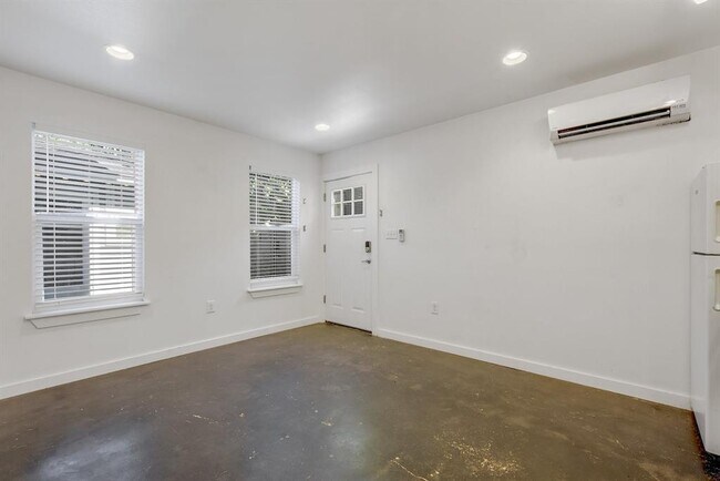 Building Photo - 4805 Brighton Rd