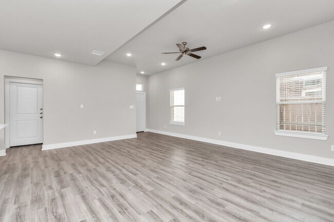 Building Photo - 21019 Bay Vlg Dr