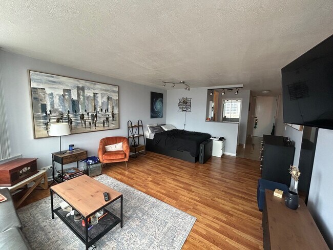 Building Photo - 720 W Gordon Terrace