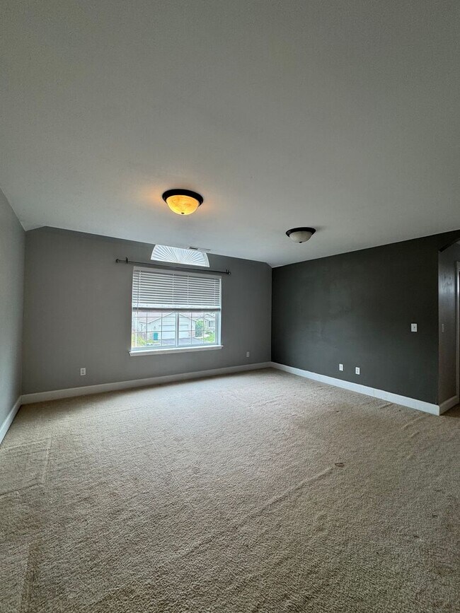 Building Photo - HUGE PET FRIENDLY Rental