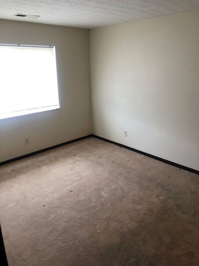 Building Photo - Updated 2 Bedroom Units with w/d hookup in...