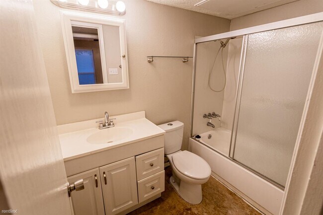 Building Photo - 2 br, 1 bath 4plex - 1220 Southport Dr A A