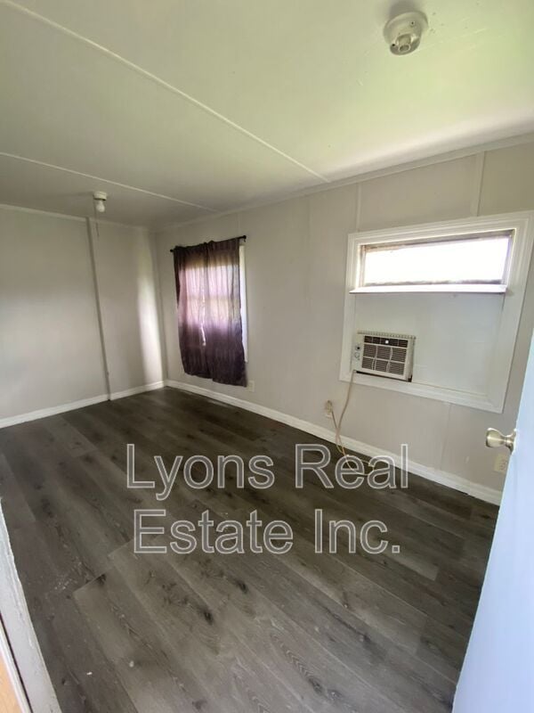 Building Photo - 8086 Heck Dr