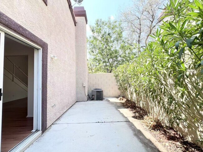 Building Photo - Spacious Townhome in Desirable Green Valle...