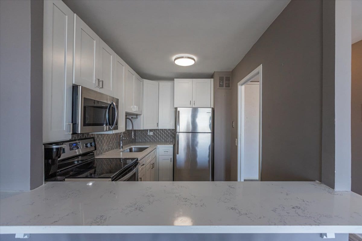 Building Photo - 5445 N Sheridan Rd