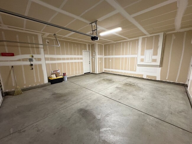 Building Photo - NW Visalia Home Near Shopping Center Available Now!