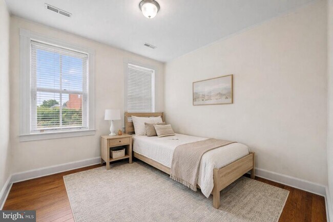 Building Photo - 415 William St