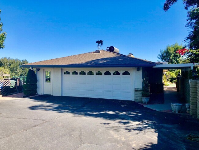 Building Photo - Beautiful Custom Home in Fallbrook, just m...