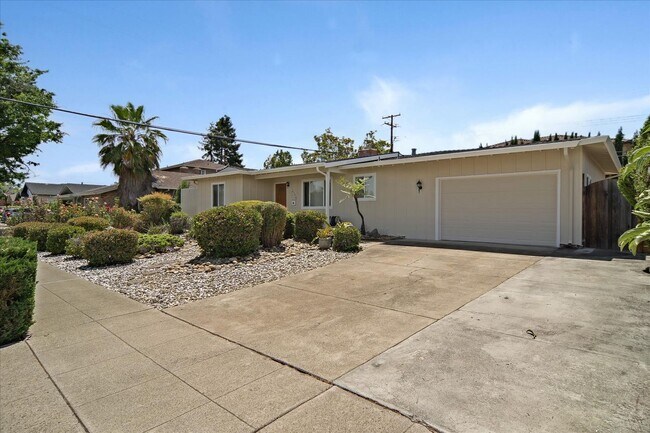 Building Photo - Great Location 3BD Home with Wood Floors &...