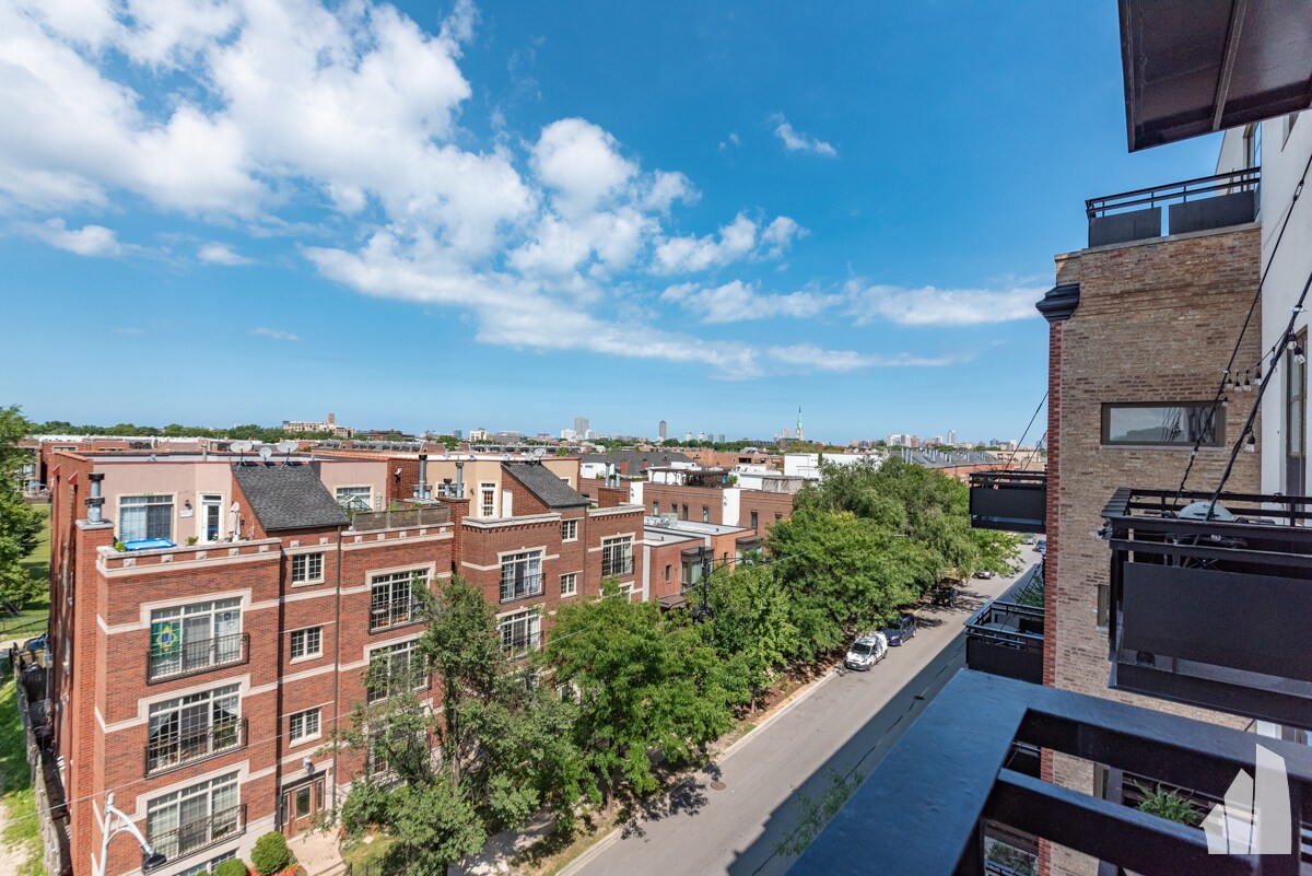 Building Photo - 1735 W Diversey Pkwy
