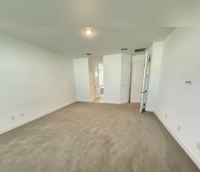 Building Photo - 5/4 Spacious Lake County Home