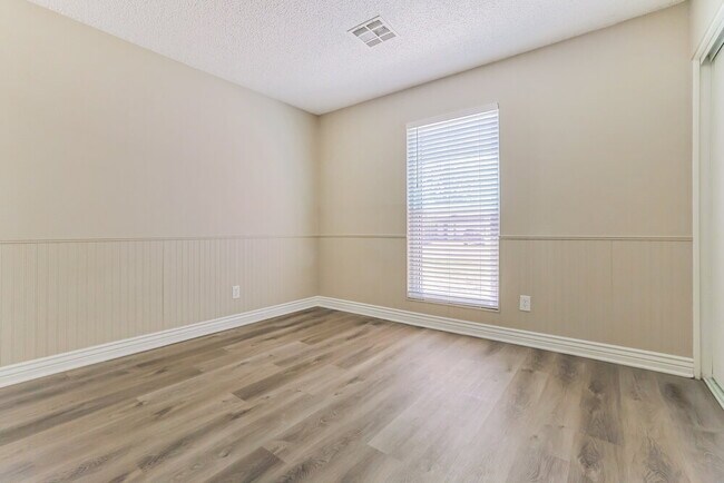 Building Photo - 646 E Gila Ln