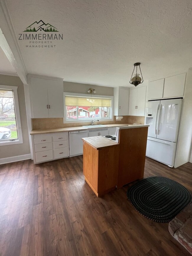 Building Photo - Adorable Updated Farmhouse in Creswell, OR