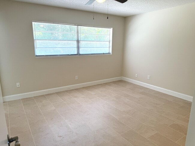 Building Photo - 333 NE Floresta Dr