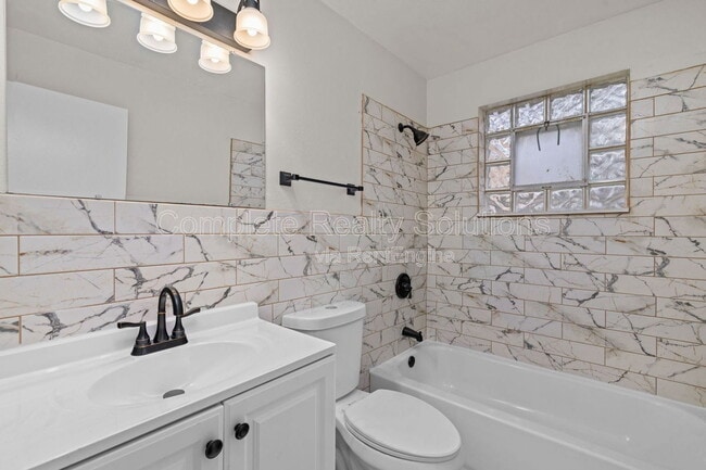 Building Photo - 375 Adrian Dr