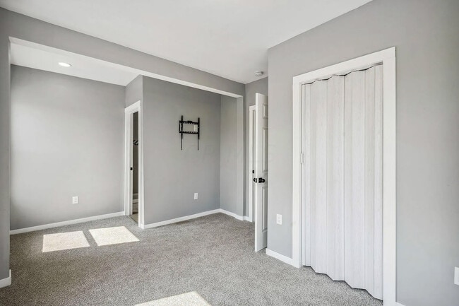 Building Photo - 921 Linwood Ave