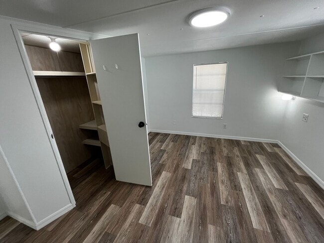 Building Photo - Newly Renovated Small 2BR w/Den Guest House