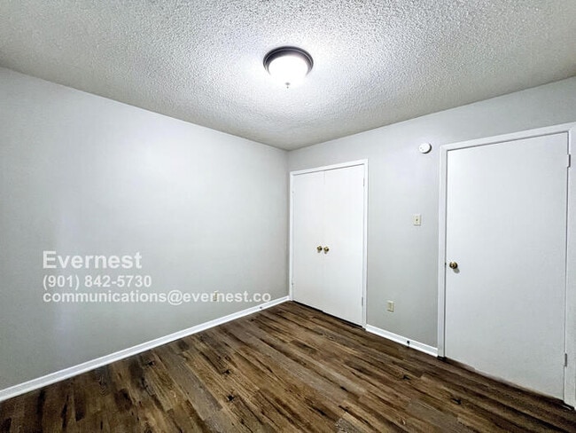 Building Photo - 6375 Greenbriar Dr