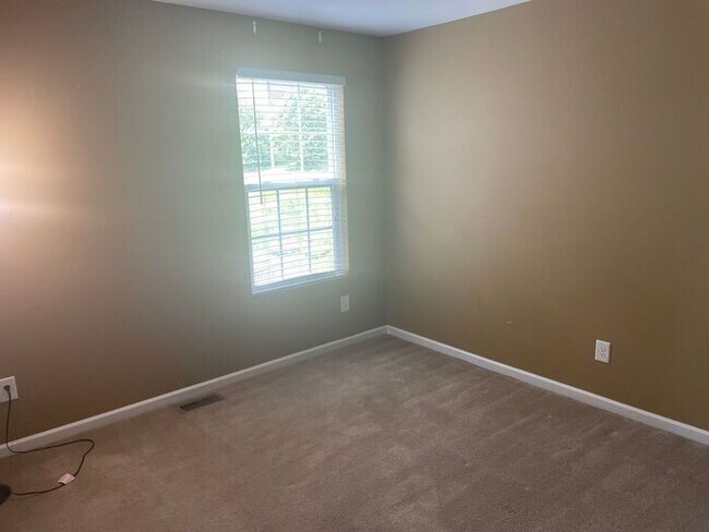 Building Photo - Large 3 Bedroom/2.5 Bath/Bonus/Florida Room