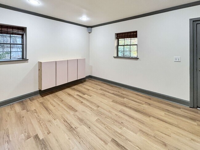 Building Photo - Cozy 4 BR 2 BR House in Piedmont Hills!