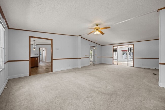 Building Photo - 4 bedroom 2 bathroom spacious home!
